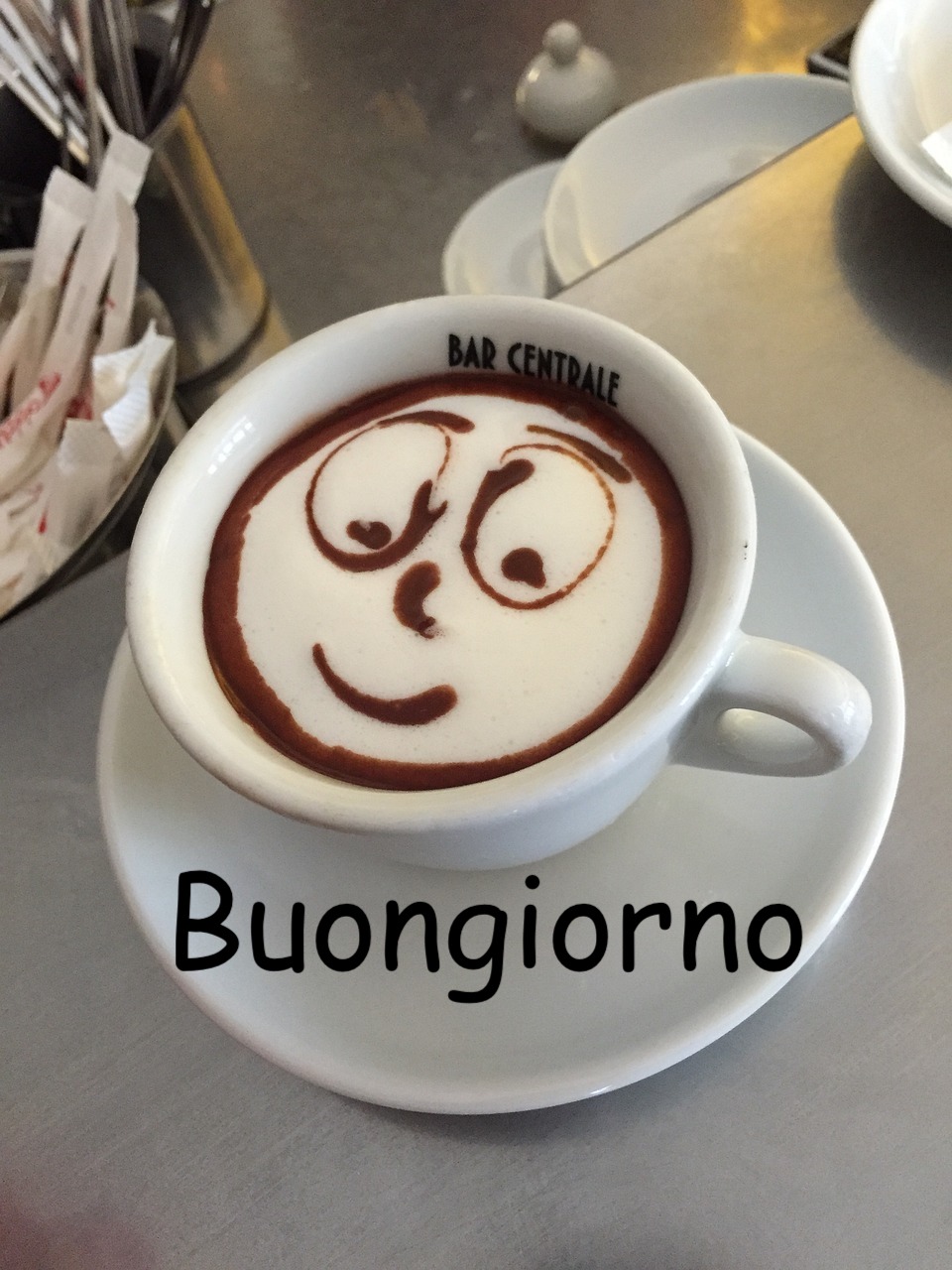 un cappuccino del bar centrale con un viso sorridente disegnato col cacao